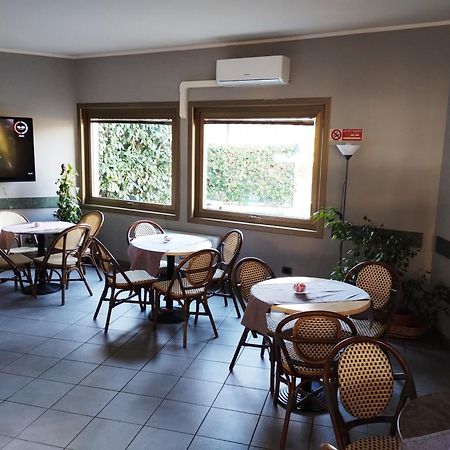 Motel Est Peschiera Borromeo Exterior foto